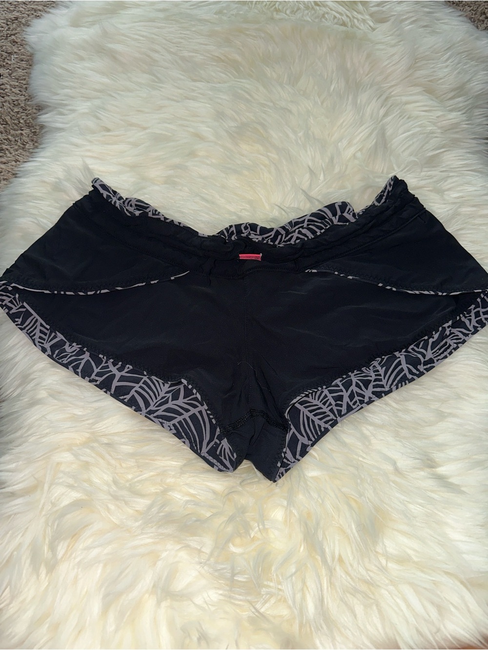 **SUPER CUTE**Discontinued Lululemon Reversible Scuba Shorts with high SPF